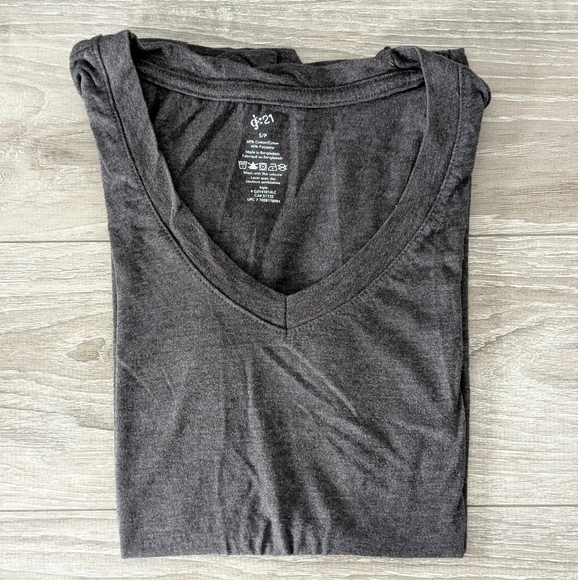 G-21 Tops - G 21 Woman's Gray T-Shirt Size Small